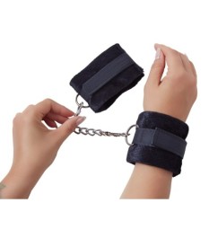 Handfesseln aus Plüsch