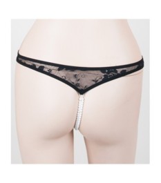 String ouvert mit zweireihiger Perlenkette im Schritt