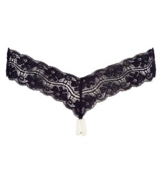 String mit Perlenkette im Schritt