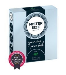 Harness aus Leder mit Metallketten im Schritt