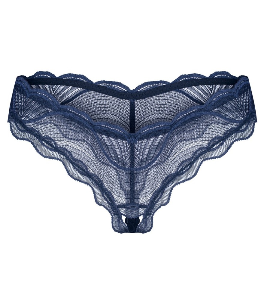 String ouvert mit Perlenkette durch den Schritt