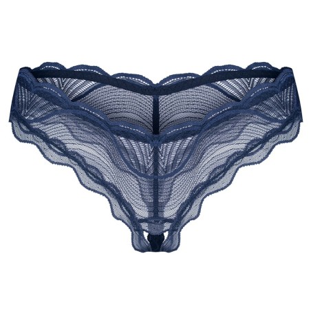 String ouvert mit Perlenkette durch den Schritt