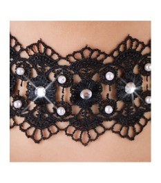 Halsband aus Stickerei mit Perlen und Strasssteinen