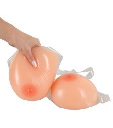 Silikonbrüste mit Trägern