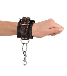 Handfessel aus Lederimitat mit ausgestanzten Herzen