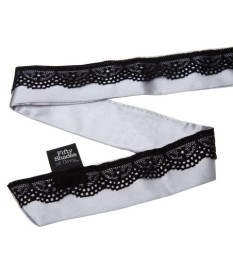 Halsband mit Nippelklemmen „Play Nice Satin Collar & Nipple Clamps“